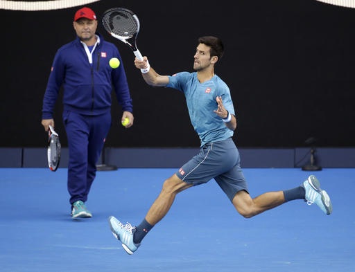 Ngày 2 - Australian Open: Thách thức lớn cho Djokovic, Nadal - 3
Djokovic trên sân tập ở Asutralian Open
