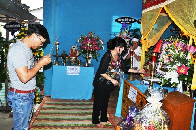 Nhạc sĩ Tô Thanh Tùng được an táng tại quê hương theo đúng di nguyện - 1 Người thân đến viếng nhạc sĩ Tô Thanh Tùng tại Đồng Tháp