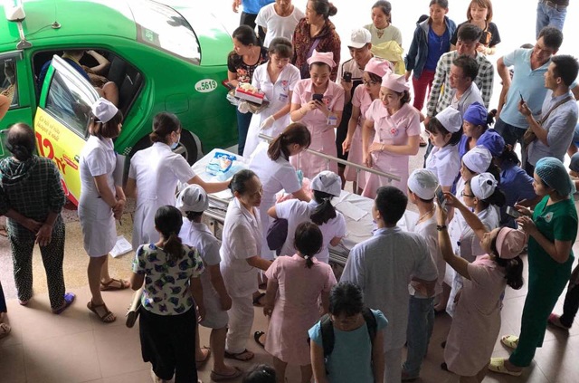 Vợ chuyển dạ trên taxi, chồng làm "bà đỡ" bất đắc dĩ - 3 Rất nhiều đồng nghiệp, người nhà bệnh nhân theo dõi ca hỗ trợ đỡ đẻ hi hữu này của các nữ hộ sinh (ảnh N.A)