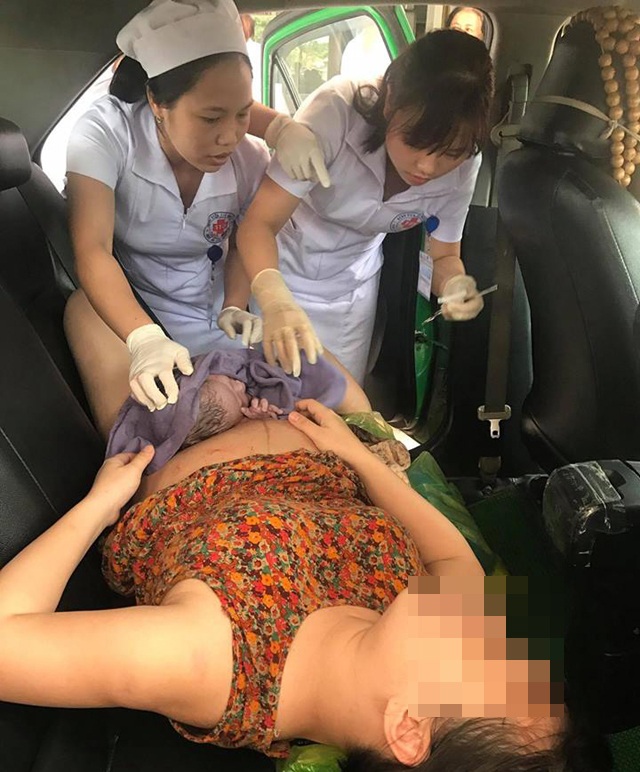 Vợ chuyển dạ trên taxi, chồng làm "bà đỡ" bất đắc dĩ - 2
Các nữ hộ sinh hỗ trợ cắt dây rốn, cho bé tiếp xúc da với mẹ (ảnh N.A)