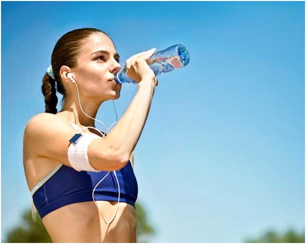 Chạy bộ dưới tiết trời nóng trên 30℃ liệu có hại cho sức khỏe? - 4
Hãy uống nước trước, trong và sau khi chạy.