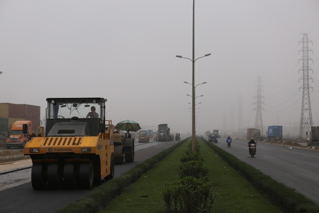 Rải thảm nhựa giữa trời mưa để chạy tiến độ? - 1 Rải thảm nhựa giữa trời mưa để chạy tiến độ? - 1