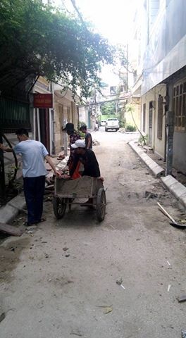 Dậy sóng tranh luận quanh chuyện ô tô bị sơn chữ "Ngu" - 2
Hình ảnh cho thấy ô tô đã đỗ hết 2/3 lòng đường