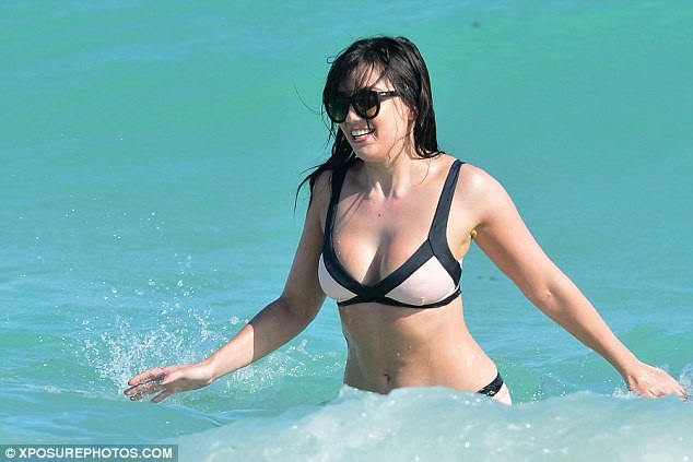 Siêu mẫu Anh khoe đường cong rực lửa - 2
Siêu mẫu người Anh sang Mỹ nghỉ mát cùng bạn bè trong dịp năm mới này