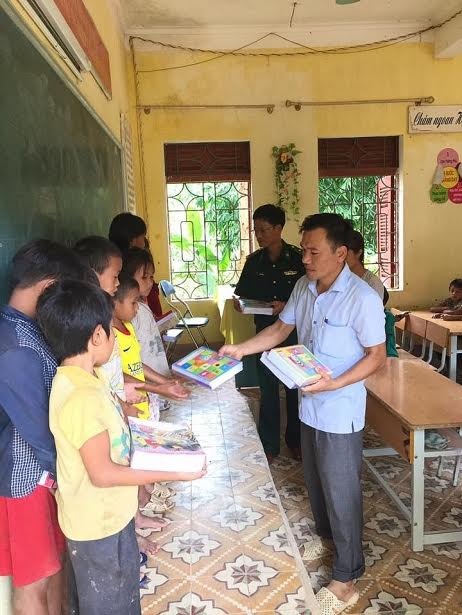 Bộ đội biên phòng kiệu trẻ em băng suối sâu đến trường - 11 Các em học sinh nhận phần quà từ đoàn thanh niên.
