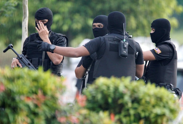 Đoàn Thị Hương sẽ ra tòa lần 3 vào ngày 30/5 trong nghi án Kim Jong-nam - 4
Cảnh sát gác bên ngoài phiên tòa. (Ảnh: Reuters)