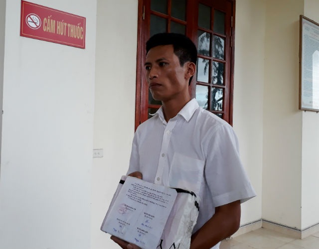 Doanh nghiệp kiện Chi cục thuế: Không mở niêm phong, y án sơ thẩm! - 1 Ông Trần Tử Trường - giám đốc DNTN Trường Sơn mang gói hóa đơn bị niêm phong đến tham dự phiên tòa