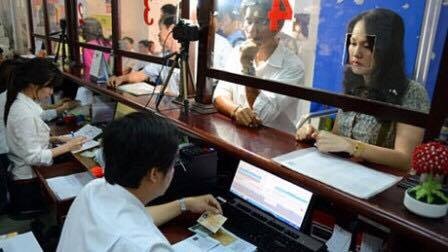 Bộ GTVT chưa xử lý cán bộ vụ buộc dân đổi giấy phép lái xe thẻ PET? - 1 Trong văn bản tuýt còi Thông tư 58 trước đây, Bộ Tư pháp khẳng định việc giấy phép lái xe không thời hạn hoặc đang còn thời hạn sử dụng bằng giấy bìa bị bắt buộc phải chuyển đổi sang giấy phép lái xe mới bằng vật liệu PET là không có cơ sở pháp lý, tác động tiêu cực đến quyền và lợi ích hợp pháp của người dân.