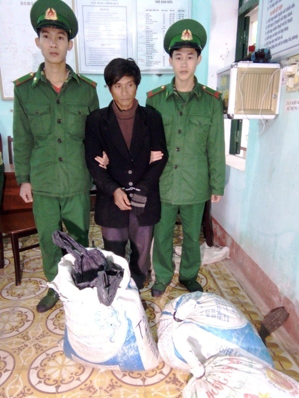 Tháo thuốc nổ từ bom để đi tiêu thụ - 1
Đối tượng Hồ Văn Mượt bị bắt giữ cùng tang vật (Ảnh: Đình Tiến)