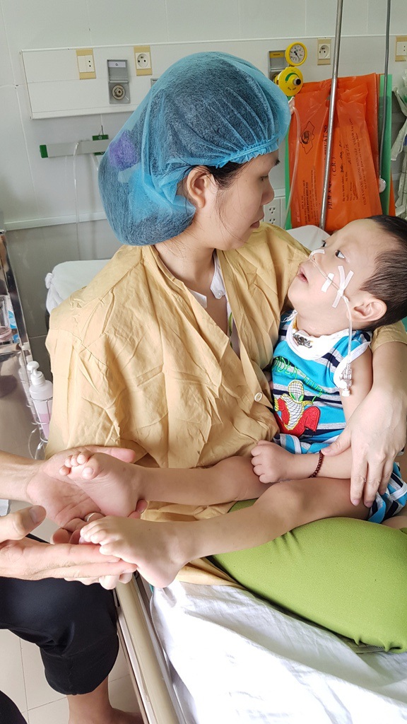 Trào nước mắt bé 4 tuổi bị biến chứng nặng sau khi mổ tim - 1
Cháu Huy An bị chuyển sang biến chứng khá nặng sau khi trải qua ca mổ tim thành công về tứ chứng Fallot phức tạp và nguy hiểm
