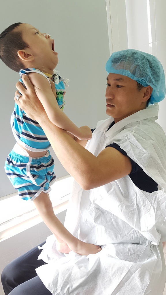 Trào nước mắt bé 4 tuổi bị biến chứng nặng sau khi mổ tim - 4
Từ chỗ đi đứng được, cháu đã không thể tự kiểm soát việc đi lại của mình