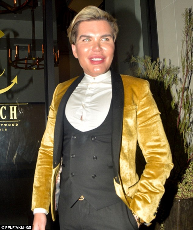 Chàng trai mê làm búp bê “sống” lộ mặt sưng phồng đáng sợ - 1
Rodrigo Alves đang có mặt tại Los Angeles, Mỹ, để thực hiện ca phẫu thuật thẩm mỹ thứ 51 trong cuộc đời.