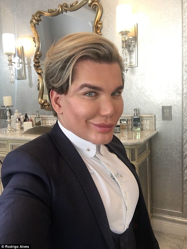 Chàng trai mê làm búp bê “sống” lộ mặt sưng phồng đáng sợ - 2
Rodrigo Alves hi vọng, gương mặt của anh sẽ ngày càng giống búp bê Ken.