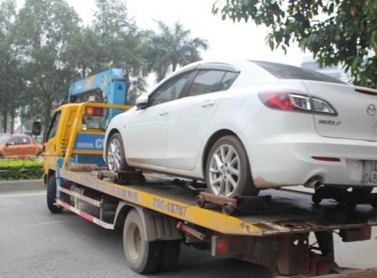 Nhiều ô tô đậu đỗ sai đều bị cơ quan chức năng cẩu lên xe