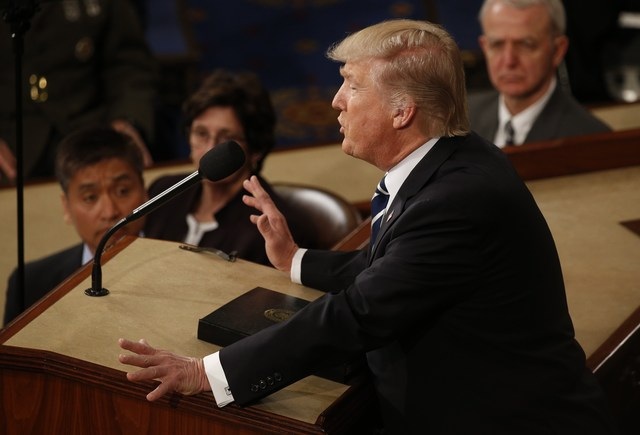 Ông Trump: Hãy tin nước Mỹ một lần nữa - 4
Ông Trump có bài phát biểu đầu tiên tại phiên họp chung của Quốc hội. (Ảnh: Reuters)