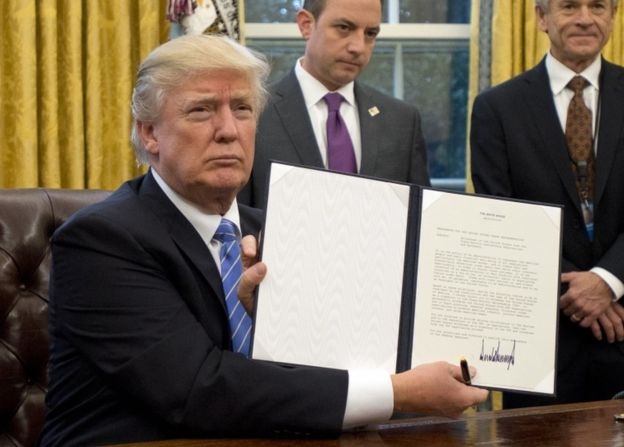 Chữ ký “như dây thép gai” nói gì về con người ông Trump? - 1
Tổng thống Mỹ Donald Trump ký hàng loạt sắc lệnh ngay sau khi nhậm chức. (Ảnh: Reuters)