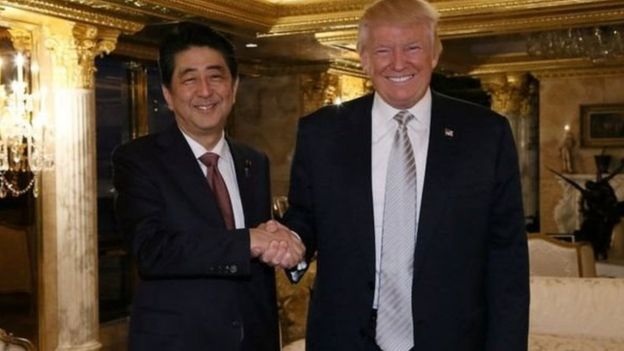 Hé lộ món quà Tổng thống Trump dành tặng Thủ tướng Abe - 2
Tổng thống Mỹ Donald Trump (phải) và Thủ tướng Nhật Shinzo Abe trong cuộc hội đàm đầu tiên sau khi ông Trump đắc cử hồi tháng 11/2015. (Ảnh: Reuters)