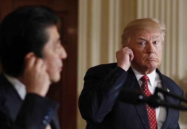 Vì sao ông Trump không chịu đeo thiết bị phiên dịch khi họp báo với Thủ tướng Nhật? - 1
Tổng thống Mỹ Donald Trump và Thủ tướng Nhật Bản Shinzo Abe trong cuộc họp báo chung hôm 10/2. (Ảnh: Dailymail)