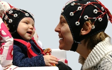 Sóng não của mẹ và bé đồng bộ khi họ nhìn nhau - 1