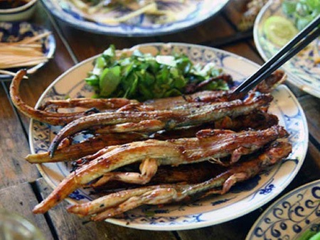 Thử thách vị giác với món dông cát Phan Thiết - 3 Món dông nướng là đặc sản không thể bỏ qua khi du khách đến Phan Thiết.