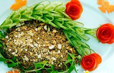 Thử thách vị giác với món dông cát Phan Thiết - 4 Gỏi dông ăn kèm với bánh tráng nướng rất ngon miệng.