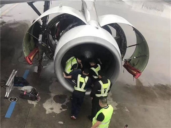 Tung đồng xu cầu may, cụ bà khiến... chuyến bay bị hoãn - 1 Tung đồng xu cầu may, cụ bà khiến... chuyến bay bị hoãn - 1