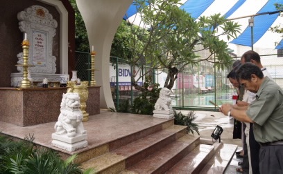 Cuộc chiến 21 ngày đêm bảo vệ kho ngân khố năm 1968 - 3
Các đồng chí K4 thắp hương đồng đội tại Bia tưởng niệm trong khuôn viên NHNN chi nhánh tỉnh Thừa Thiên Huế