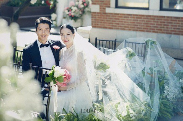 Bị "tẩy chay", Lee Dong Gun bí mật làm đám cưới và khoe ảnh cưới "lung linh" - 4
Mối tình giữa Lee Dong Gun và Jo Yoon Hee không được fan ủng hộ nhưng cặp đôi vẫn rất hạnh phúc khi xuất hiện bên nhau.