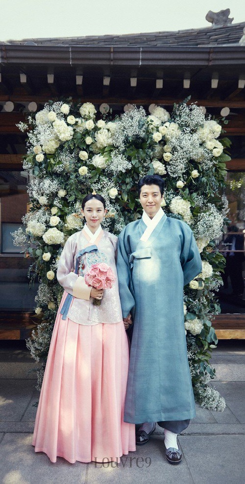Bị "tẩy chay", Lee Dong Gun bí mật làm đám cưới và khoe ảnh cưới "lung linh" - 3
Lee Dong Gun và Jo Yoon Hee phải lòng nhau sau lần hợp tác chung trong một bộ phim truyền hình vào năm 2016. Tháng 4/2016, họ thông báo đã đăng ký kết hôn và sắp lên chức bố mẹ.