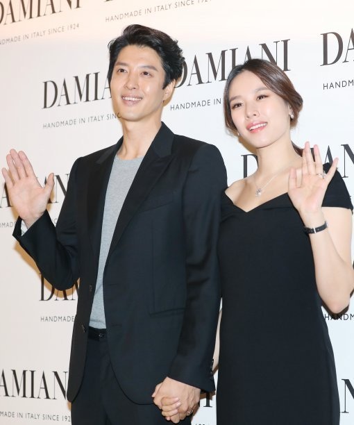 Lee Dong Gun và Jo Yoon Hee đẹp đôi trên tạp chí - 6
Ngày 13/8, Lee Dong Gun tháp tùng vợ tới dự một sự kiện ở Seoul, Hàn Quốc. Jo Yoon Hee đã ra dáng một bà bầu.