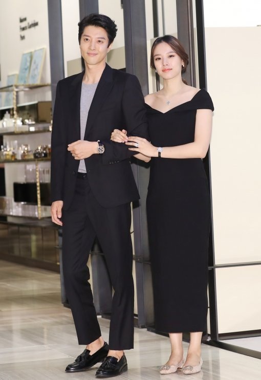 Lee Dong Gun và Jo Yoon Hee đẹp đôi trên tạp chí - 7
Cặp đôi không được fan ủng hộ chuyện tình cảm nhưng Lee Dong Gun và Jo Yoon Hee trông rất đẹp đôi và hạnh phúc.