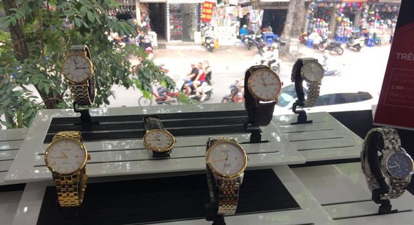 Bỏ 12.000 USD đại gia vẫn mua phải đồng hồ Rolex nhái - 2
Khu trưng bày đồng hồ fake cho người tiêu dùng nhận biết