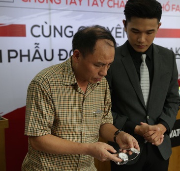 Bỏ 12.000 USD đại gia vẫn mua phải đồng hồ Rolex nhái - 5
Phó Chánh văn phòng thường trực Ban chỉ đạo 389, ông Hồ Quang Thái cũng không thể phân biệt được đồng hồ giả bằng mắt thường