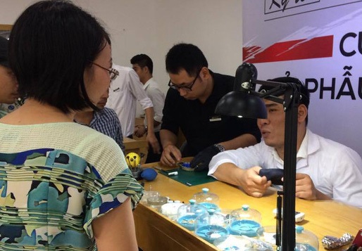 Bỏ 12.000 USD đại gia vẫn mua phải đồng hồ Rolex nhái - 4
Thẩm định đồng hồ miễn phí cho mọi người đến sự kiện ký tên