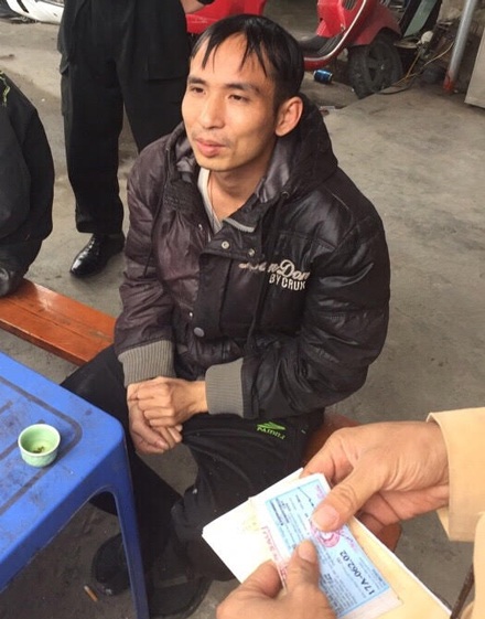 Cảnh sát giao thông âm thầm đeo bám, “bắt sống” đối tượng nghi trộm xe ô tô CRV - 2 Trước khi bị bắt giữ, lực lượng CSGT đã âm thầm đeo bám và làm rõ xe gian do Đông trộm cắp.