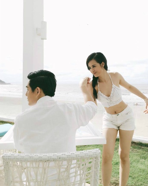 Đông Nhi bình luận hài hước về bức ảnh chụp cùng Ông Cao Thắng: Bạn gì đó kỳ ghê. Người ta cầu hôn mà hờ hững dễ sợ.