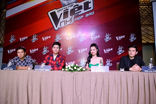 Những lần "muối mặt" vì trễ giờ của nghệ sĩ Việt - 5 Khi sự kiện bắt đầu được hơn10 phút thi Đông Nhi và Ông Cao Thắng mới xuất hiện. Đông Nhi và Ông Cao Thắng cũng “căng thẳng” mở lời xin lỗi vì đã đến muộn để mọi người phải chờ đợi lâu. Cô giải thích vì buổi sáng có việc đột xuất phải giải quyết nên mới đi họp trễ.