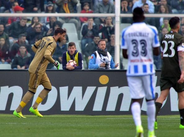 Khó hiểu với sai lầm ngớ ngẩn của “Buffon đệ nhị” - 1 Donnarumma mắc sai lầm tai hại trong trận đấu với Pescara