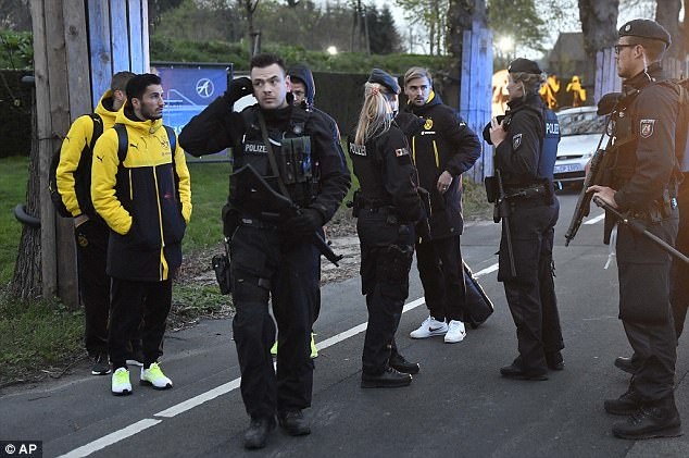 Trung vệ Dortmund gãy tay và phải phẫu thuật vì bị dính bom ở Đức - 2 Cảnh sát có mặt tại hiện trường và các cầu thủ được yêu cầu nhanh chóng xuống xe