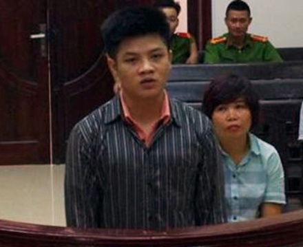 Chia tay người yêu, nam thanh niên ra tay đốt phòng trọ - 1 Gọi cửa phòng người yêu cũ không được, thanh niên quay ra đốt phòng trọ.