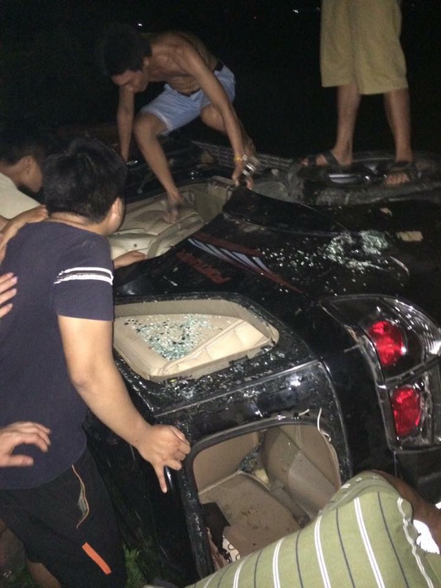Vì sao 2 người đi mua gỗ bị hàng trăm người vây bắt, đốt xe Fortuner? - 1
Người dân quá khích lật xe Fortuner xuống ruộng, đập phá... (Ảnh: T.L)