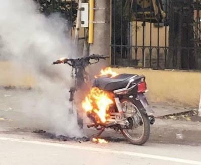 Bị công an kiểm tra, nam thanh niên châm lửa đốt xe máy - 1
Chiếc xe máy đối tượng tự đốt cháy