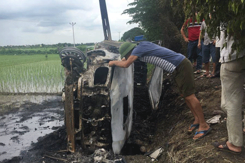 Đừng để sa vòng lao lý vì hùa theo đám đông nghi oan cho người lạ "bắt cóc trẻ em" - 2 Chiếc xe ô tô trị giá cả tỷ bạc của anh Hải bị người dân đập phá, châm lửa đốt chỉ còn trơ khung sắt