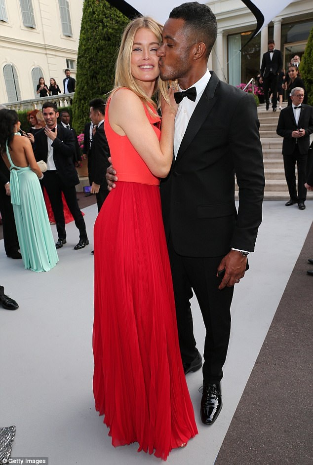 Siêu mẫu áo tắm hạnh phúc bên chồng - 1
Doutzen Kroes nhận nụ hôn ngọt ngào từ chồng DJ Sunnery James Gorré khi cặp đôi dự tiệc từ thiện mfAR tại Cannes ngày 25/5 vừa qua