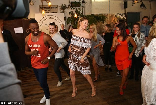 
Doutzen Kroes đã có 2 con, 1 trai, 1 gái với chồng - DJ Sunnery James
