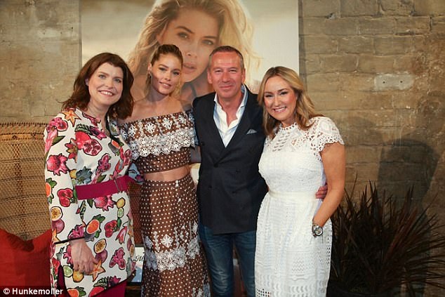 
Gần đây siêu mẫu 34 tuổi còn thử sức trong vai trò NTK thời trang
