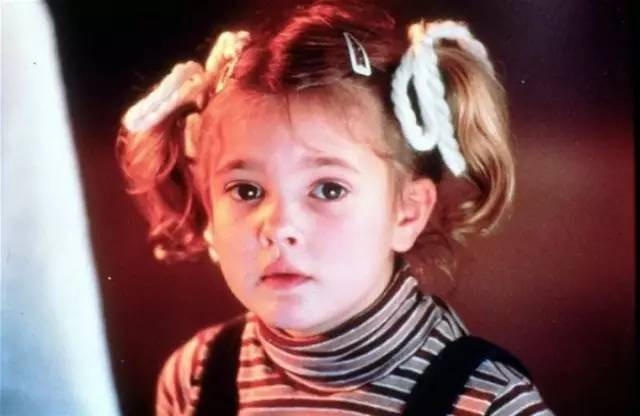 Drew Barrymore: Từ ngôi sao "nhí" nổi loạn tới bà mẹ tận tâm - 1
Drew Barrymore, sinh năm 1975, xuất thân từ một gia đình có truyền thống nghệ thuật. Ông nội cô là tài tử danh tiếng John Barrymore. Cô bắt đầu tham gia đóng phim khi mới 7 tuổi. Gương mặt đẹp, bầu bĩnh và phảng phất nét cá tính giúp Drew gây ấn tượng mạnh mẽ với khán giả.