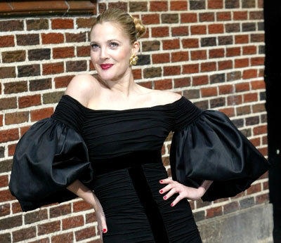 Drew Barrymore: Từ ngôi sao "nhí" nổi loạn tới bà mẹ tận tâm - 15
Drew đã có tên trên Đại lộ danh vọng ở Hollywood và được tạp chí People tôn vinh là người đẹp nhất thế giới vào năm 2007. Bên cạnh những vai diễn và các bộ phim, người ta còn nhắc đến Drew với tấm lòng nhân hậu. Cô từng gửi 1 triệu USD để làm từ thiện cho tổ chức Liên hiệp quốc.