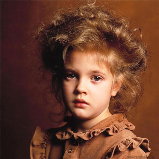 Drew Barrymore: Từ ngôi sao "nhí" nổi loạn tới bà mẹ tận tâm - 2
Gương mặt đẹp như thiên thần của Drew Barrymore ngay từ khi còn nhỏ giúp cô trở thành người mẫu ảnh tại Hollywood bên cạnh công việc tham gia diễn xuất trong các bộ phim truyền hình.