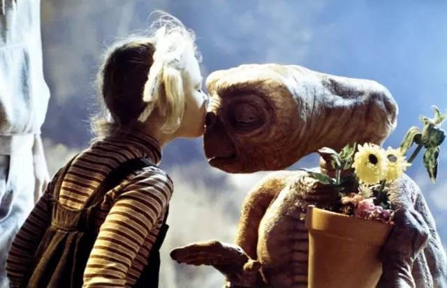 Drew Barrymore: Từ ngôi sao "nhí" nổi loạn tới bà mẹ tận tâm - 3
Với vai diễn trong bộ phim ET alien của đạo diễn danh tiếng Steven Spielberg, Drew đã trở thành cái tên quen thuộc với khán giả yêu điện ảnh tại Mỹ.